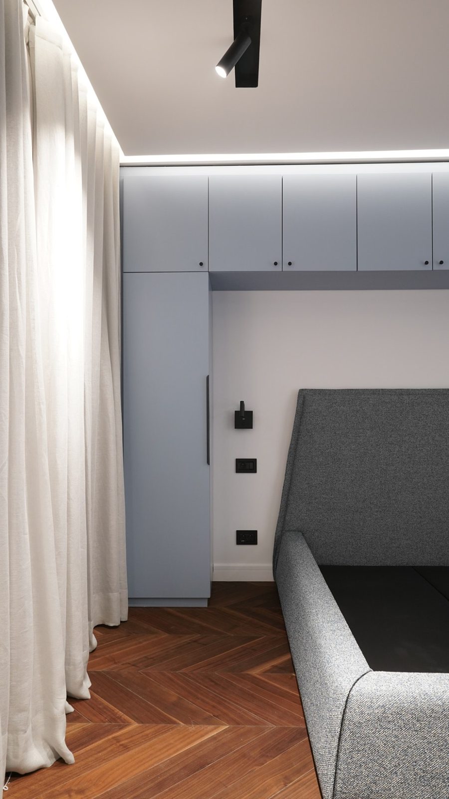 Rangements intégrés laqués sur mesure et parquet semi-massif à bâtons rompus, AMARGUS Contract