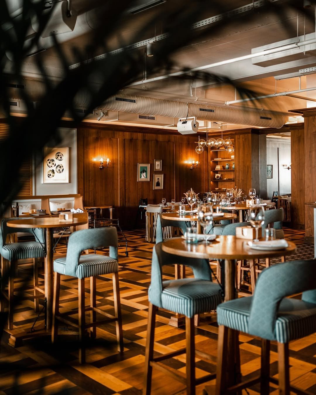 Restaurant Tangerino à Rabat : menuiserie bois sur mesure AMARGUS Contract