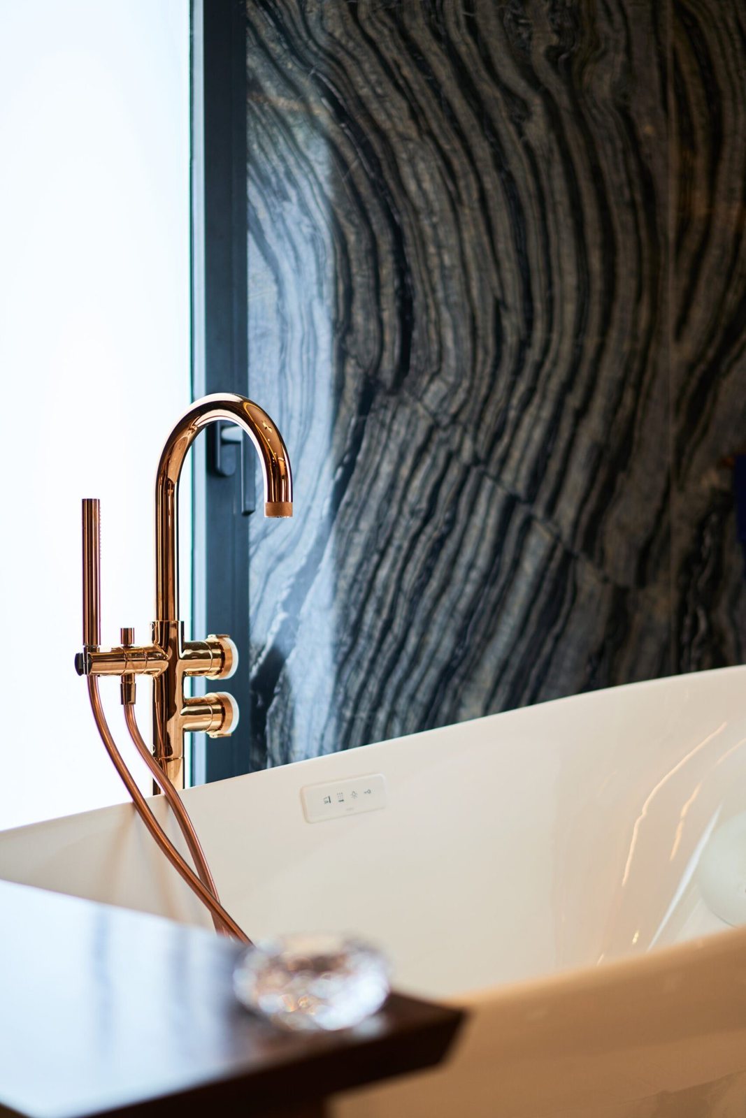 Salle de bain en marbre Silver Wave, baignoire TOTO Flotation Tub et robinetterie GRAFF, villa Dar Souss
