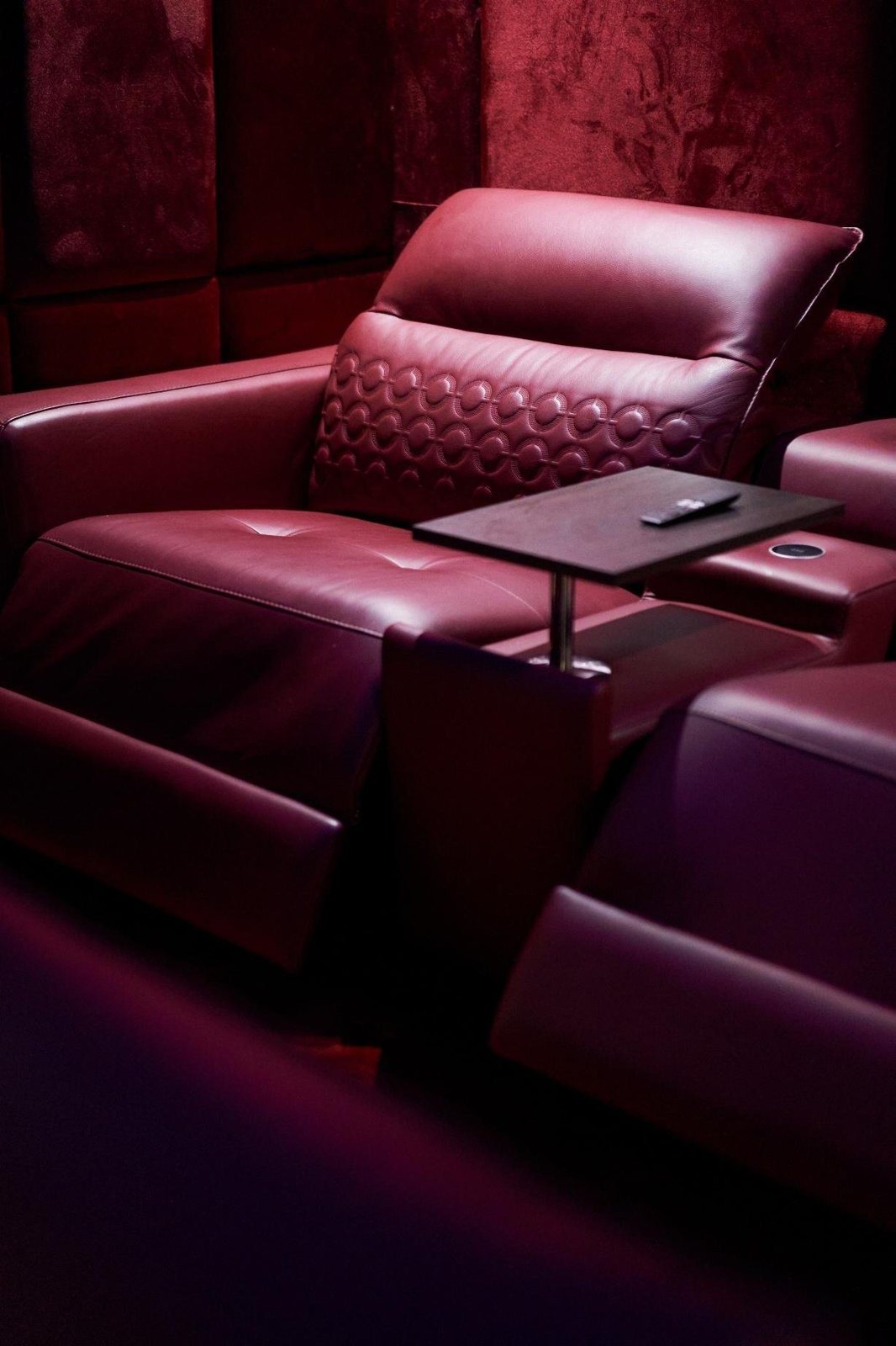 Home cinéma Dolby Atmos en velours bordeaux, villa Dar Souss par AMARGUS