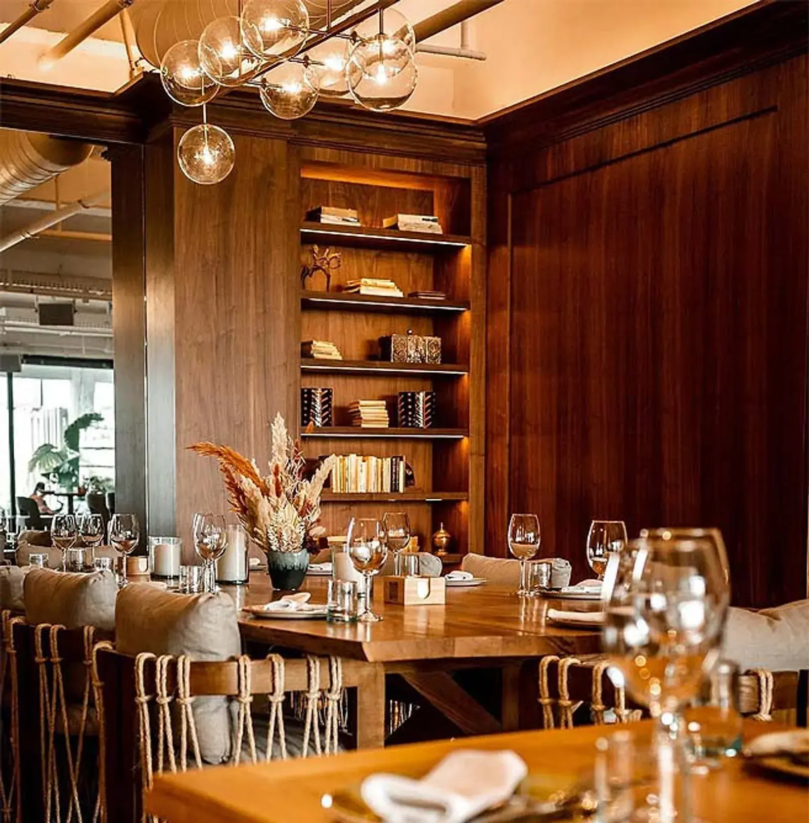 Restaurant Tangerino � Rabat, boiseries en noyer et biblioth�que r�tro�clair�e