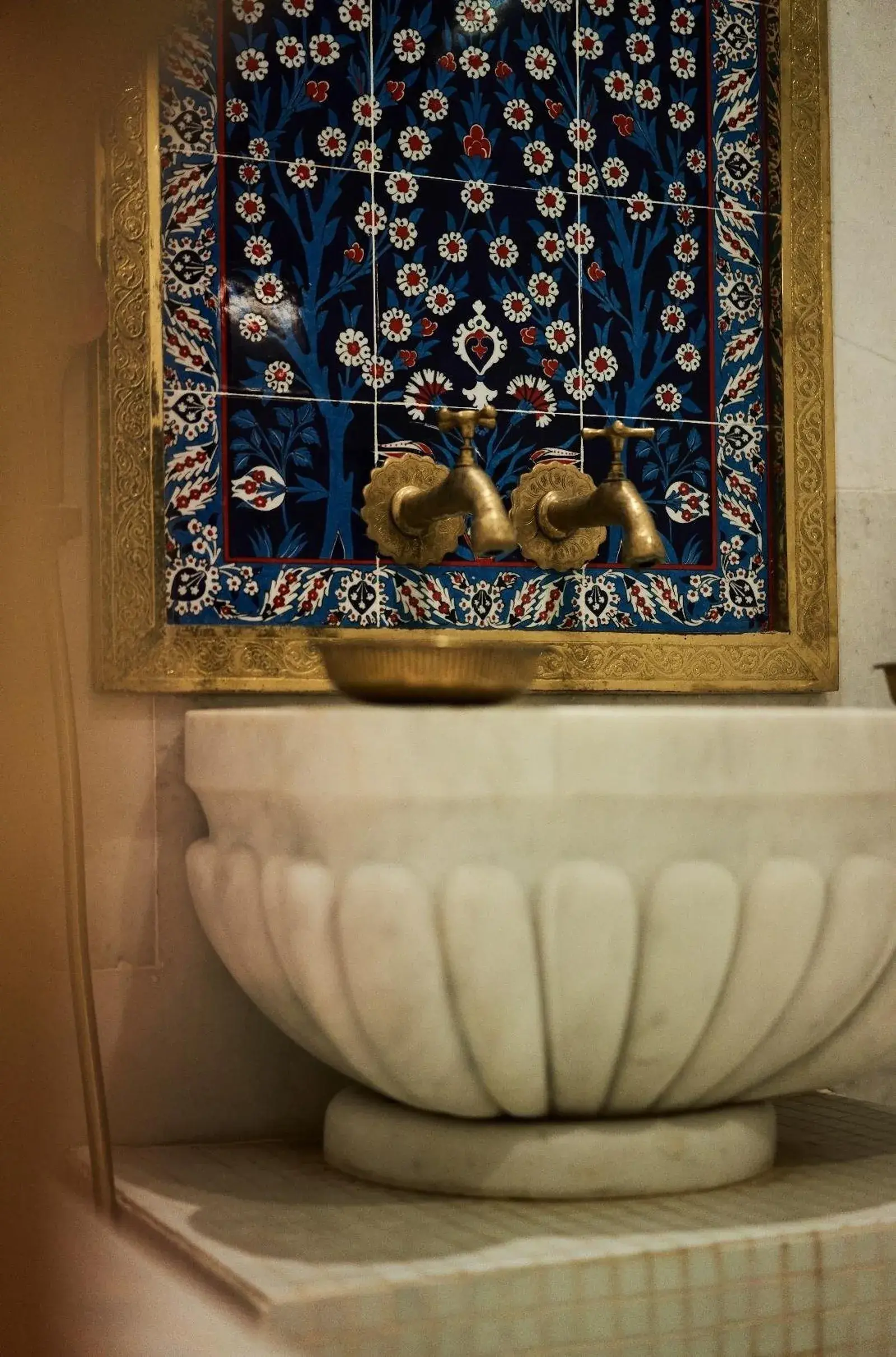 Fontaine murale en zellige et vasque en marbre blanc sculpté, hammam