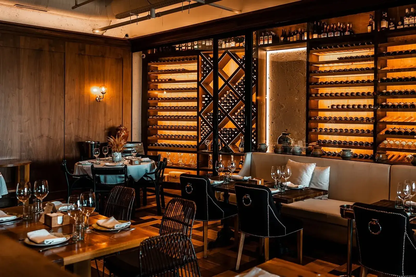 Restaurant Tangerino � Rabat, cave � vin � casiers en losange et banquette