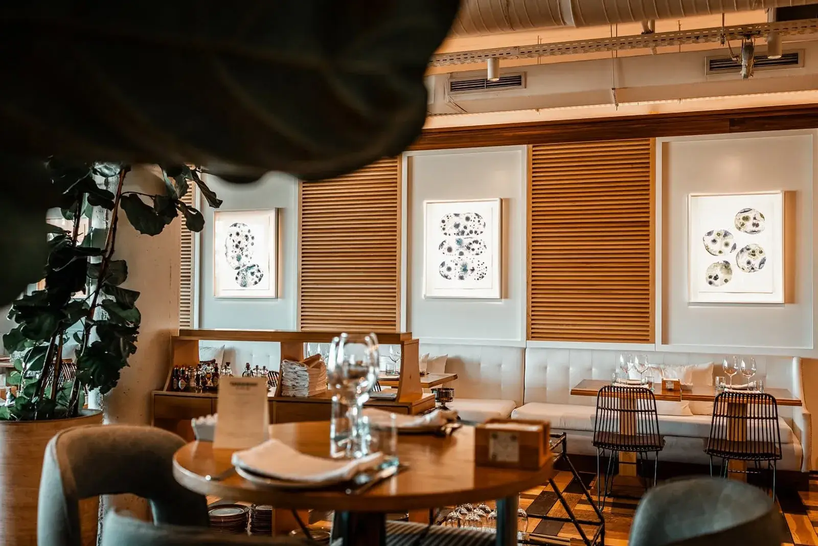 Restaurant Tangerino � Rabat, claustras bois et banquette blanche