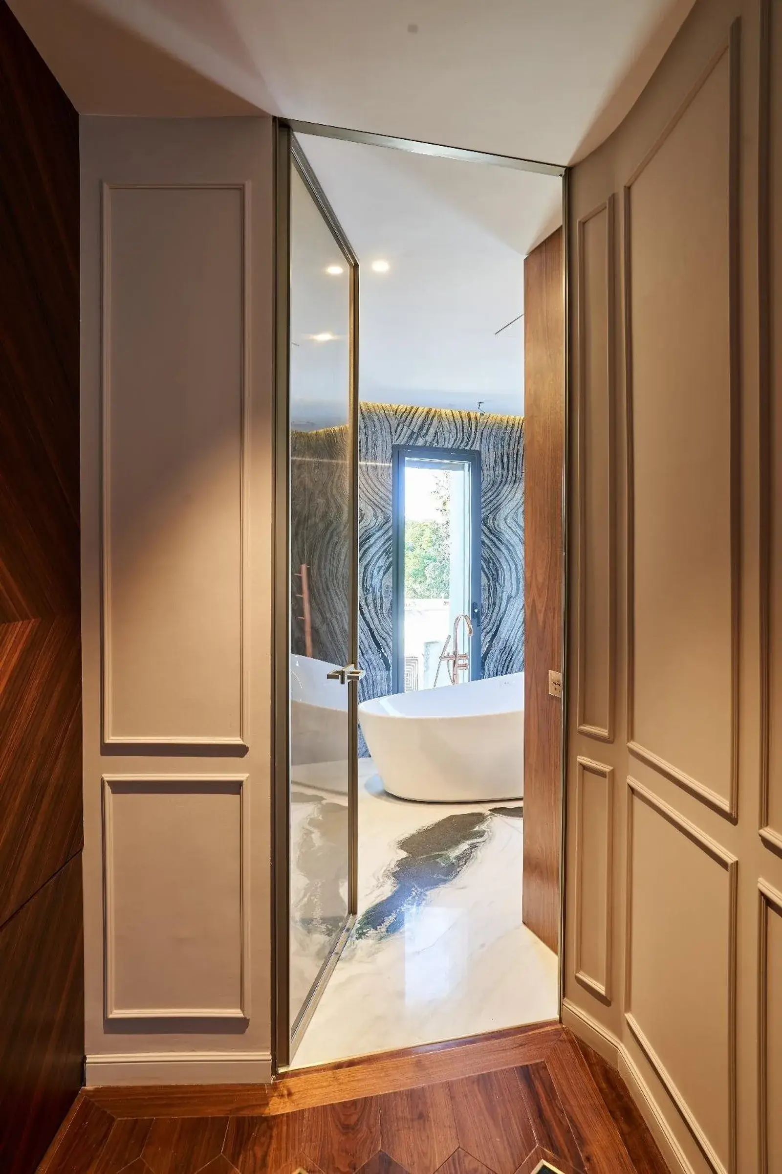 Passage de la suite vers la salle de bain master, moulures et parquet