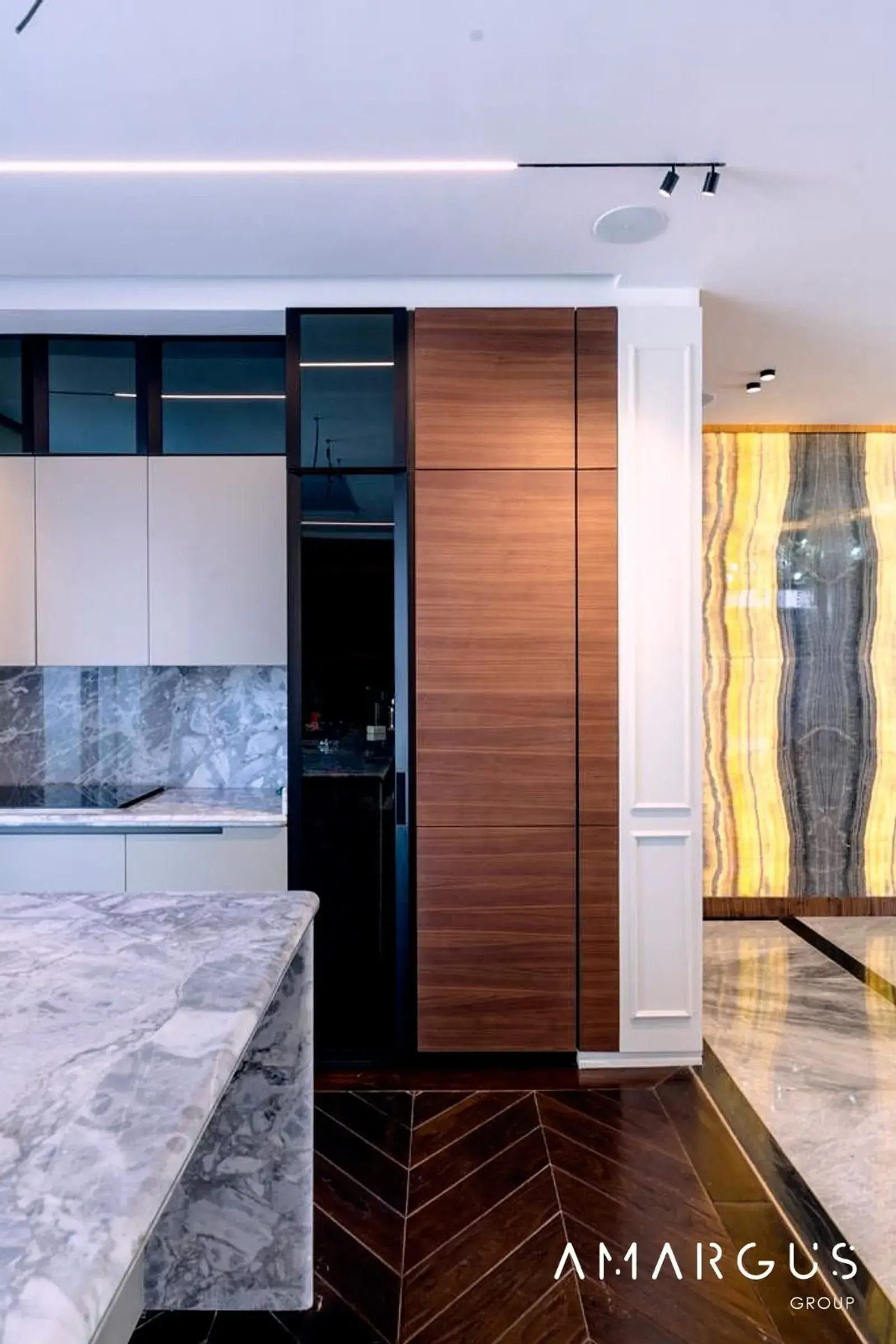 Cuisine Poliform en noyer, îlot en marbre gris et mur d'onyx rétroéclairé