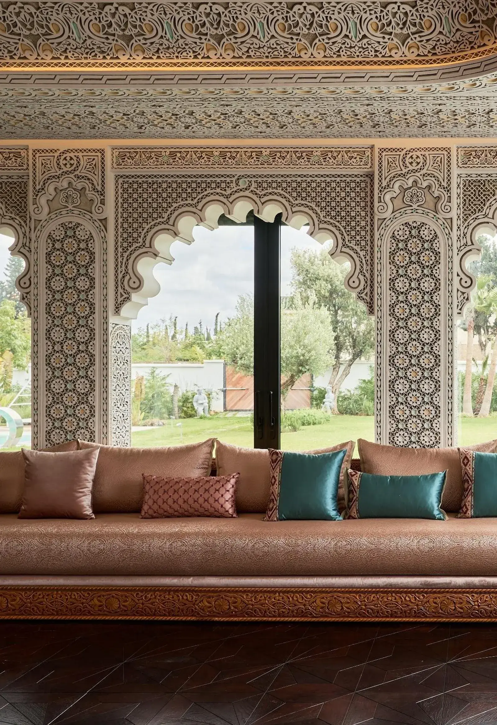 Arcs en plâtre sculpté ouvrant sur le jardin, salon marocain, Dar Souss