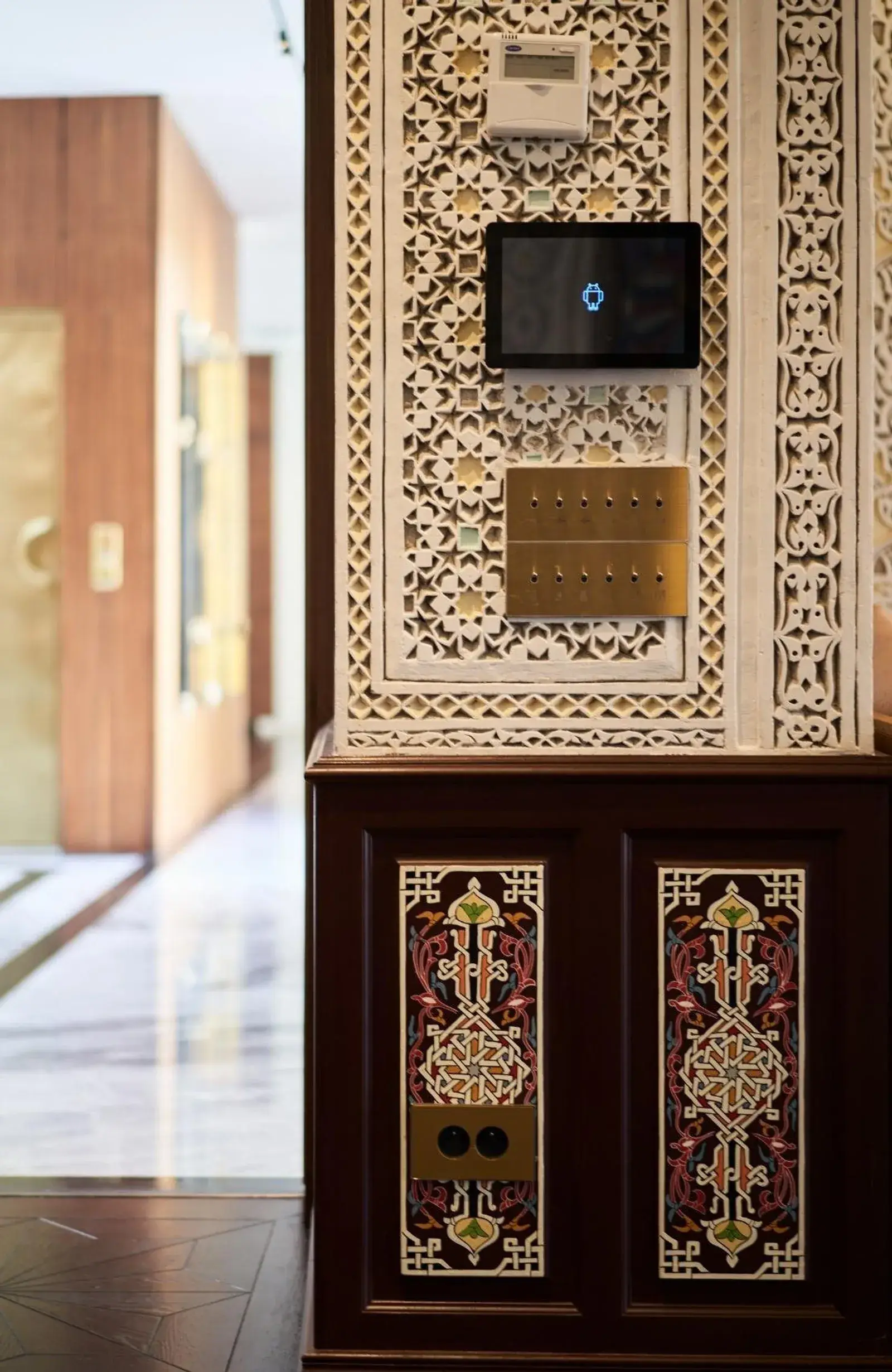 Boiseries peintes à la main et plâtre sculpté par des maîtres-artisans marocains