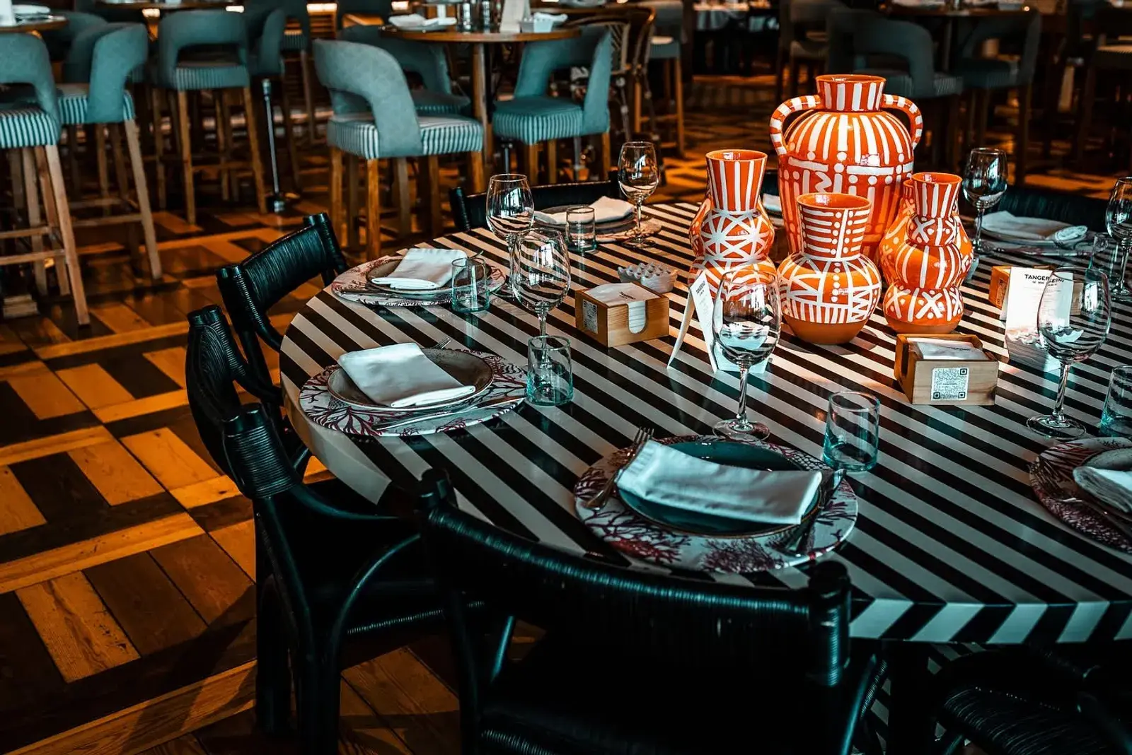 Restaurant Tangerino � Rabat, table ray�e et vases