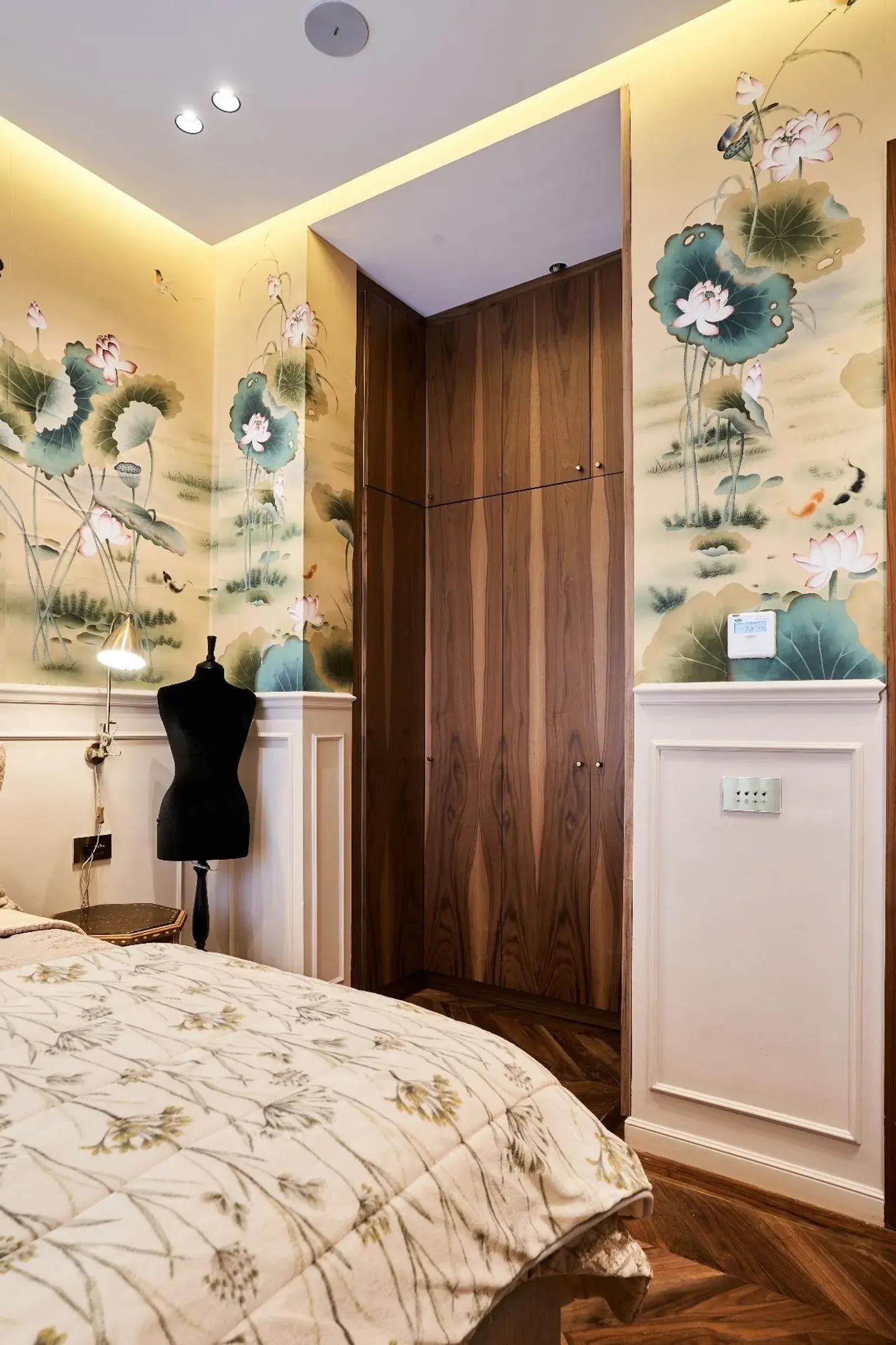 Chambre d'invités : papier peint panoramique peint à la main, lotus et carpes koï, soubassements à moulures
